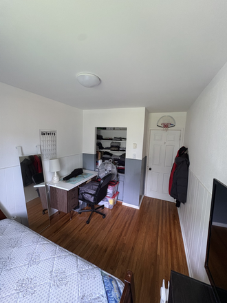 Bedroom B - Spacious Bedroom for Rent | London Green Ct, North York Townhome