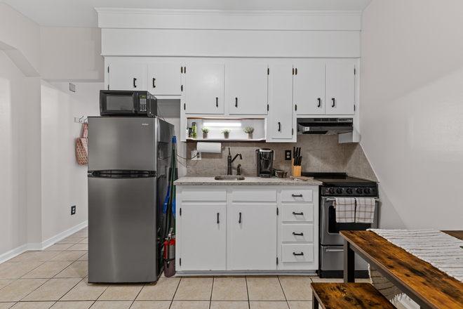 Kitchen - Bee St Carriage House