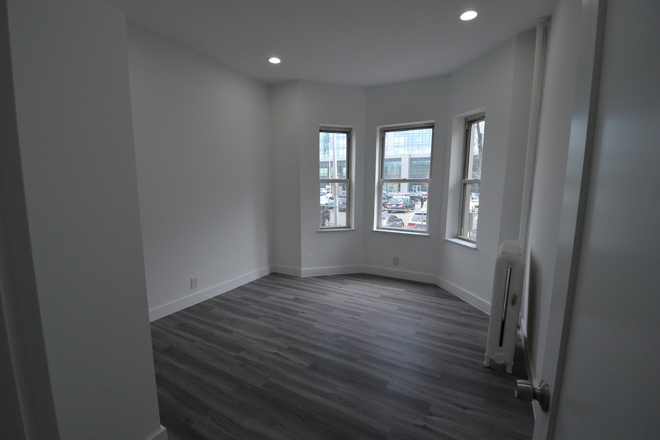 Bedroom - NO BROKER FEE, 3 BED on Peterborough st. 10 mins walk TEXT Jay 385-722-7303 Apartments