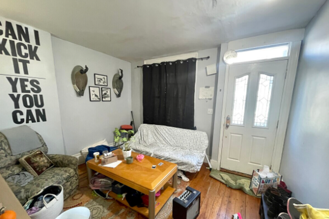 living room - AMAZING 4 BED / 1.5 SINGLE-UNIT BROWNSTONE W/ LAUNDRY!! Available 9/1/26!! Apartments