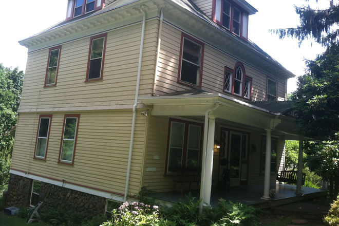 Quiet place ideal to study - Summer - 1 bedrooms available in a 4 beds 2 baths Apartment. Walking distance w/utilities included