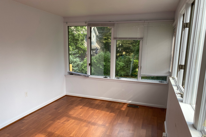 Sunroom with Washer and Dryer - Large 4 Bedroom 3 bath single family home with driveway and yard