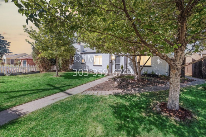 Landscapes front - Mid-Century Ranch Oasis Near City Park House