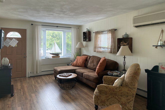 Living Room - Great Beach house for 3 students - Academic Yr 2026-27 close to campus - $900/room