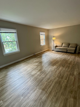 Living room - Renovated Townhouse close to campus