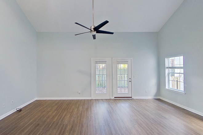 Living Room - Cute 3 BD/2 BA Townhome Style Near UNCW