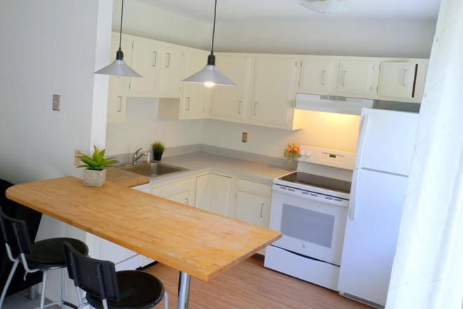 kitchen - OPEN HOUSE SATURDAY 11:30-1:00. Great one bedroom townhouse available August 15.