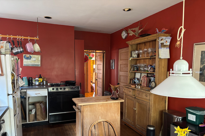 Kitchen - Sunlit Room in Beautiful Victorian Home Midway between Harvard and Central