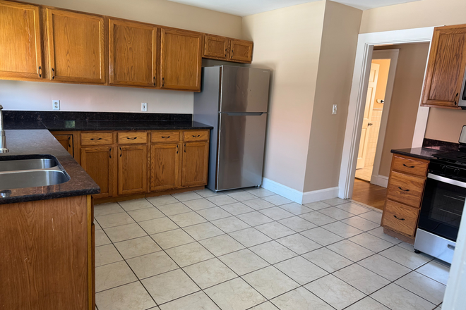 . - HOT LISTING!! HUGE 6 BED AVAIL 7/29/2027!! Apartments