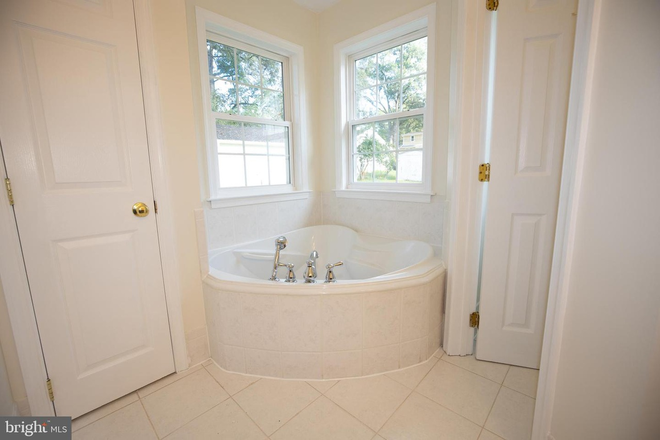 jacuzzi - Master Room with Private Luxury Bath And Walk In Closet House
