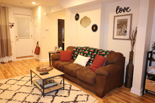 living room - Beautiful Washington Square 2 bed with modern kitchen - 9/1 Apartments