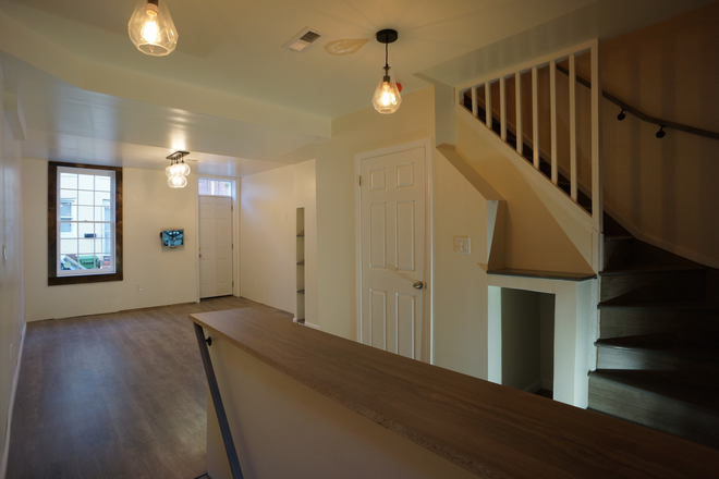 Living Room - Spacious Recently Renovated 3-bdrm, 3 bath rowhouse near B&O Museum