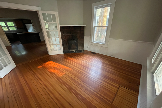 Living Room - Large House Near East Campus