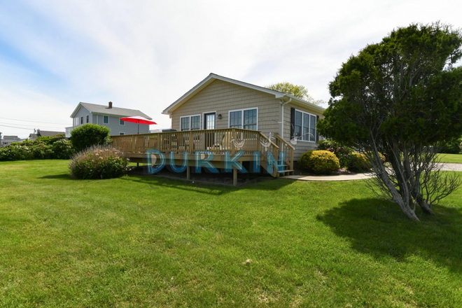Side Yard - Beautiful 3 Bedroom Located on a Quiet Dead-end House