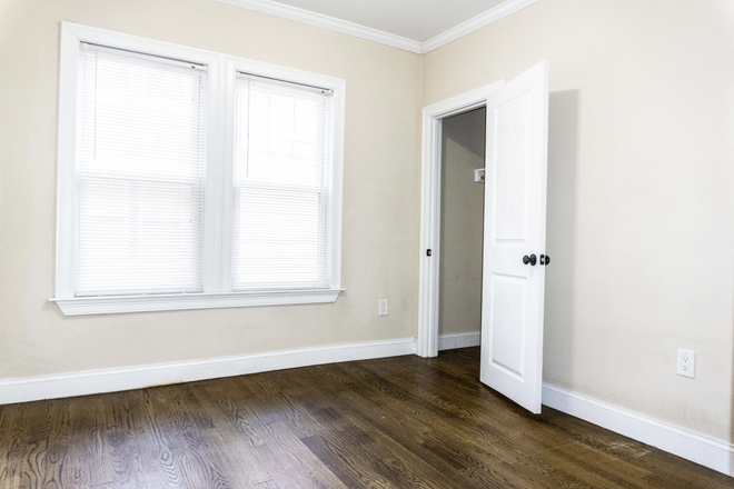 Hub Realty - Roxbury, 3 bedroom with newly renovated kitchen and bathroom, near Orange Line T Apartments