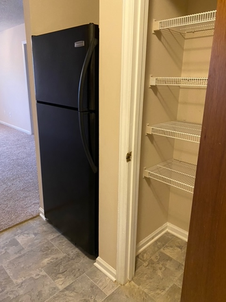 Kitchen (2br) - Rosemont Apartments