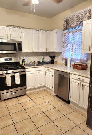 Kitchen - SOUTH ORANGE - WALK TO CAMPUS - SHARED HOUSING - RENT SPECIALS!!!
