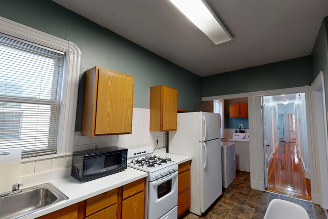 Kitchen - Spacious 4 bedroom apartment in JFK/UMass