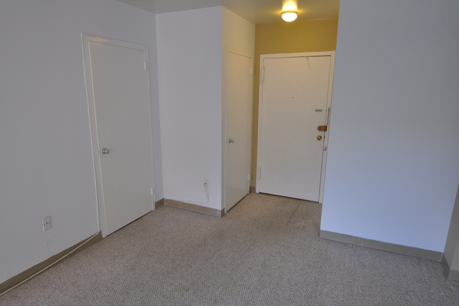 Large studio - PRIME  ROSSLYN  LOCATION Large Studio at River Place North  Close Rosslyn Metro, GU, GW Condo