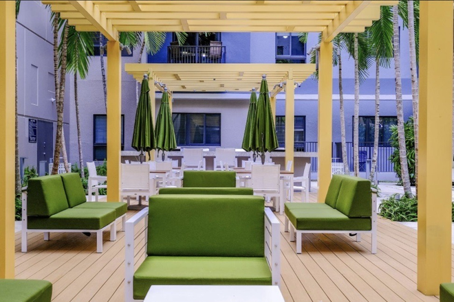 BBQ area - Subleasing 1/1 Apartment in Coral Gables one METRO stop away from UM!
