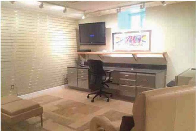 Desk - Coolidge Corner: Large Studio Gorgeous Convenient Location House