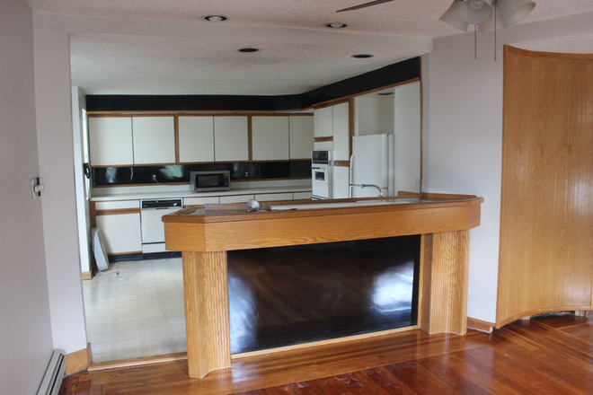 Call NOW for showings! 617-236-8600 - PRINCETON ST - HUGE DUPLEX 4BR/1BA FOR *9/1/2026* NEAR TUFTS W/ PRKNG INC, LNDRY IN UNIT, SUNROOM! Apartments