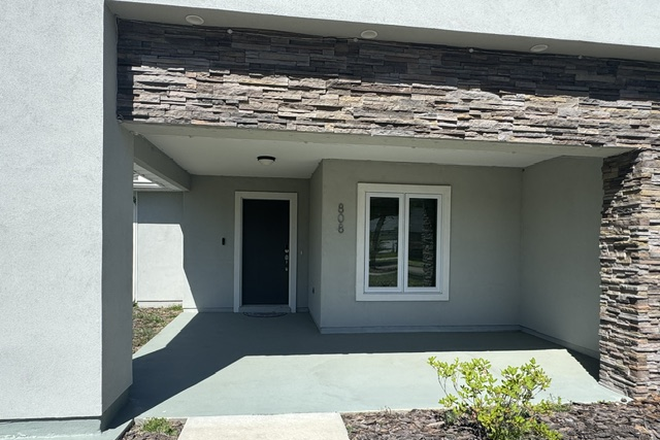 Front of the house - 3BR/2BATH located downtown and near UF campus-- Available NOW!