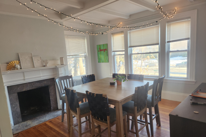 Dining room - Apartment right on the T and close to campus