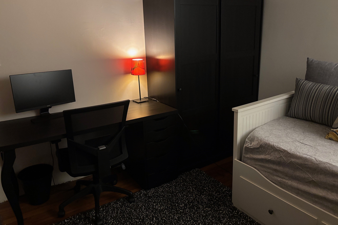 Desk with drawers, monitor and large wardrobe (wifi included in rent) - Hampden House share - 1 bedroom with off street parking - Excellent References