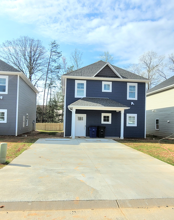 Outside street view - Charlton Farms Luxury Student Homes