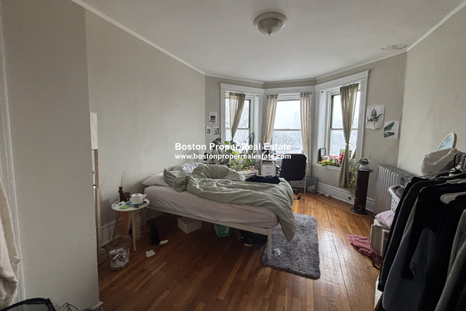 a - BEST BUILDING, SEVERAL LARGE 2 BED WITH LIVING ROOMS AVAILABLE Apartments