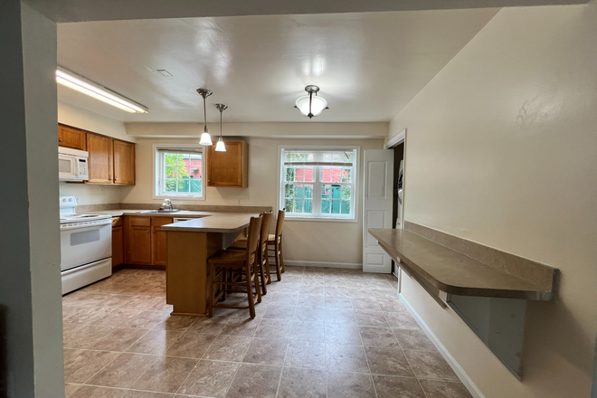 Kitchen - The Yale House Apartments, Super close to RJ Bentley's, Now Offering Semester-Long Leases