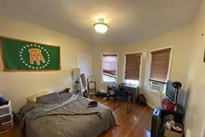 bedroom - Private bedroom Spring semester! Female only please :)
