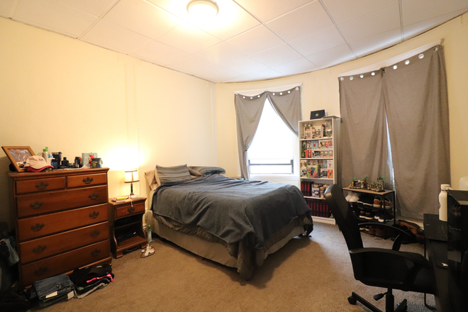 bedroom - Cleveland Circle 2 bed + den for 9/1 - NO FEE! Apartments