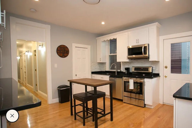 - - Close to Campus! Spacious 5 Bed 3 Bath w/ Laundry in Building