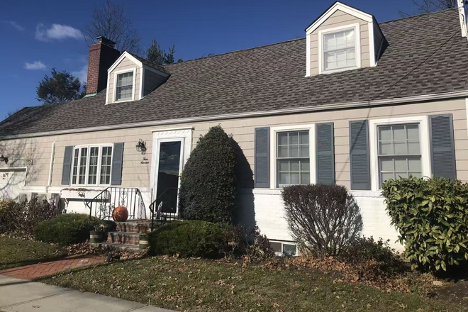 Front door - (shared housing)For rent: a bedroom on the first floor. 10–15 minute walk to Adelphi.