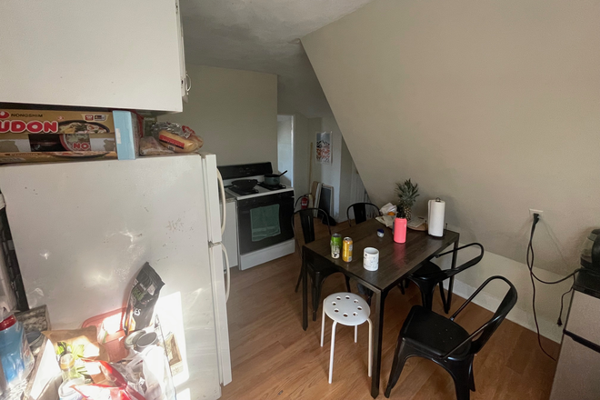 - - Right Close to Campus! Large 5 bed w/ Laundry in Building Apartments