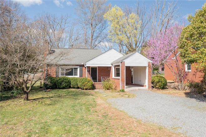 Exterior view of 153 Rosedale Circle - Beautiful home next to campus!