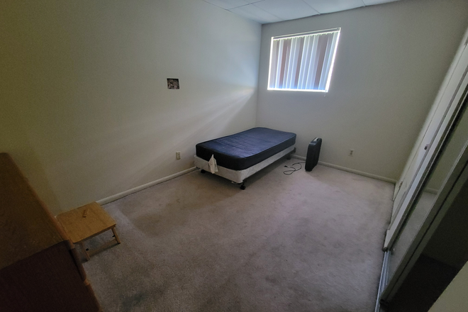 Room - University Terrace Apartments, Close to convenience store, Close to white loop bus stop