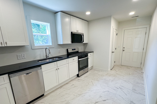 Kitchen - Fully Remodeled 4 Bed / 3 Bath Home Minutes from  I-26 and I-526