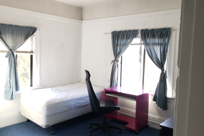 Bedroom - Fully furnished bedroom 15 minute walk to Campus. All Utilities Included.