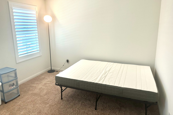 br with lights on 2 - 12-min drive, private room in new 2023 construction with great natural light House