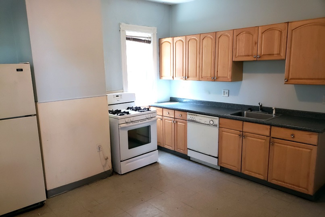 Call NOW for showings! 617-236-8600 - FANEUIL ST - *NO FEE* IN OAK SQ! LRG 4BR/1BA W/ LNDRY IN BLDNG, EIK, DW, PORCHES AVAIL *9/1/2025*