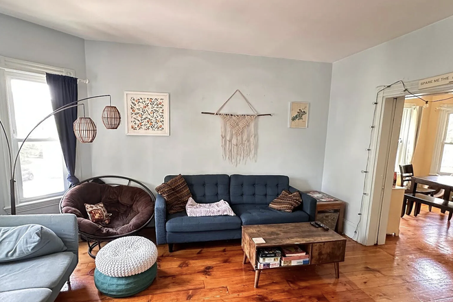 Living Room - Bedroom available in House close to campus