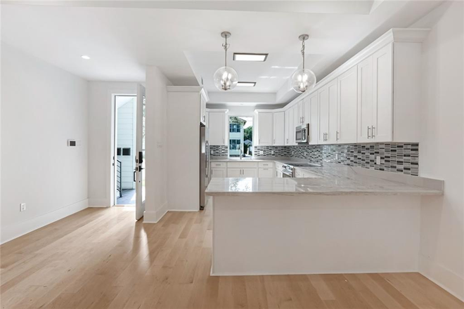 Kitchen/Living Room - SPACIOUS MODERN CONDO -- 2 blocks to Tulane campus!