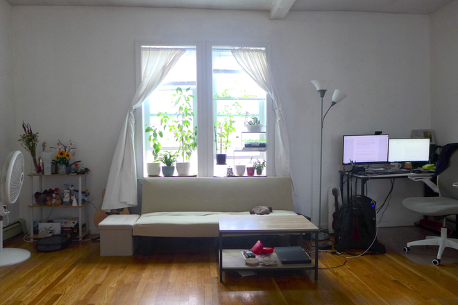 bostonrealtyonline.com - Huge One Bedroom with Updated Kitchen in Mission Hill Apartments