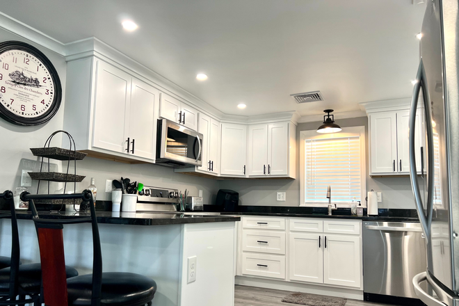 kitchen - 3 Bedroom on Sunset Blvd! House