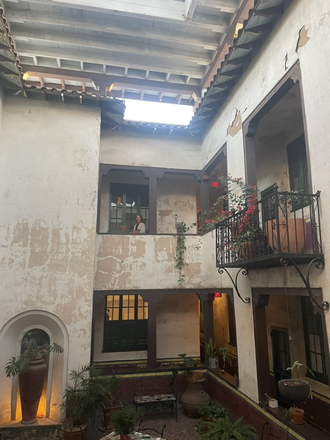 building courtyard - Cat sit in beautiful 1920s one bedroom on the red line! Apartments