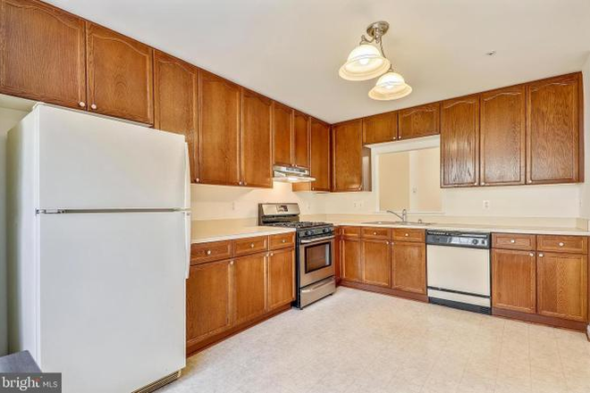 Kitchen - Townhouse close to campus