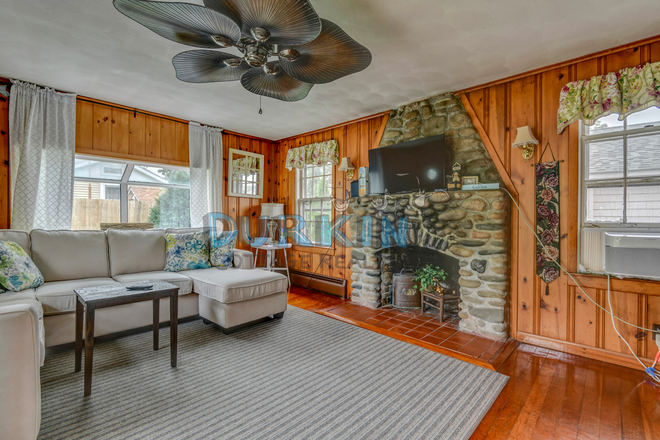 living area - Cute Cottage for 2 People, Commuter Friendly. APPLY NOW WITH NO FEE www.durkincottages.com House